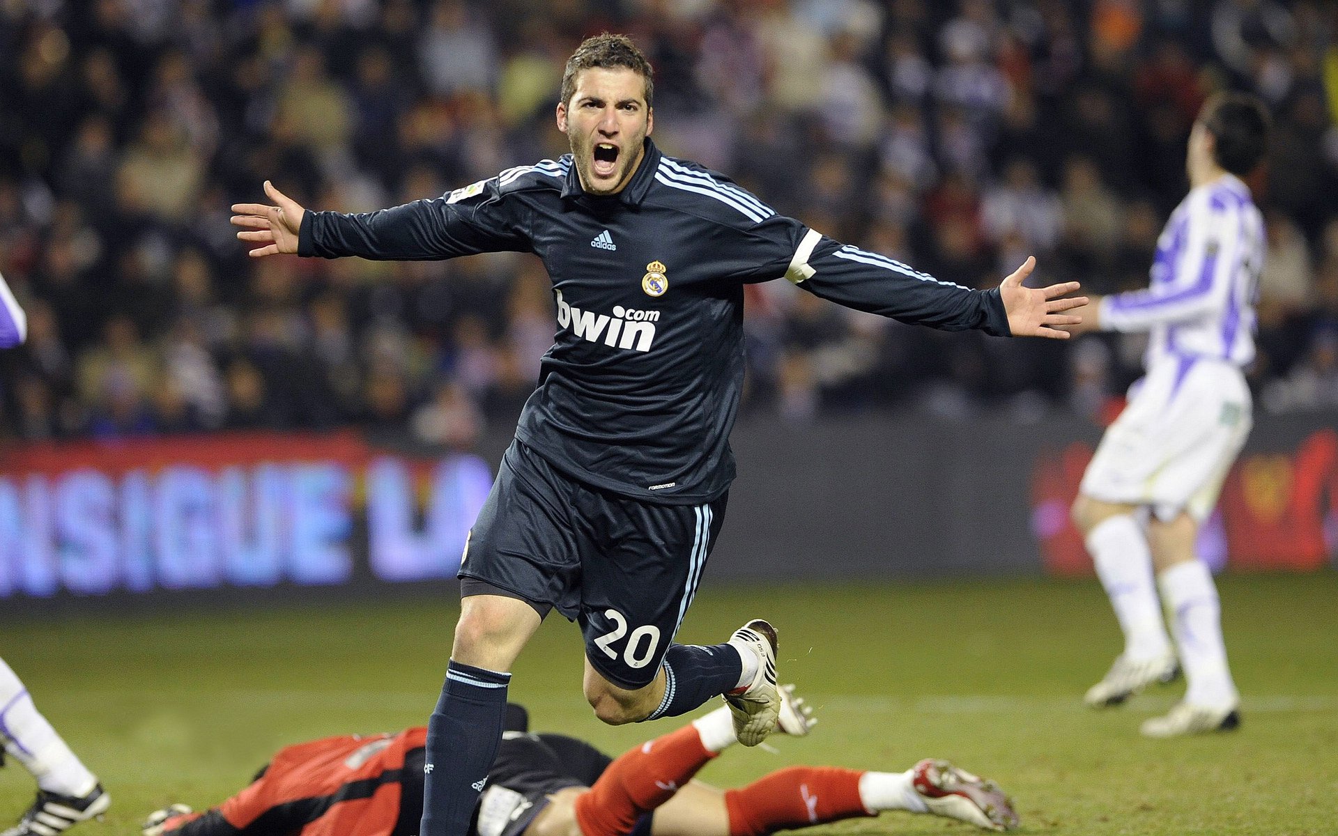 神锋破冰！莱万独扛全队前行，绝杀背后是足球最残酷的美学